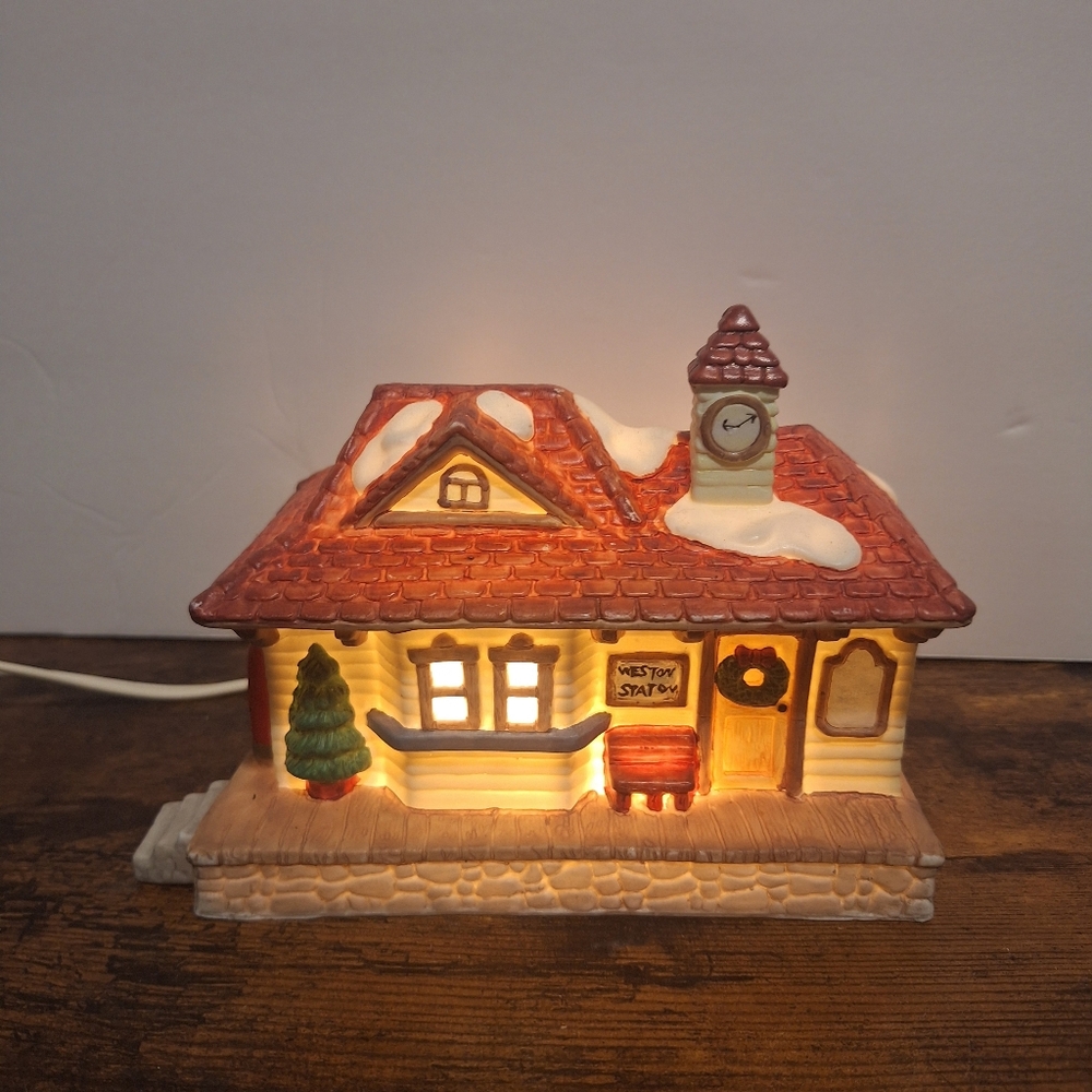 Christmas Village by Rex&Lee Collectibles 1990 - Weston Station- Tested  Vintage